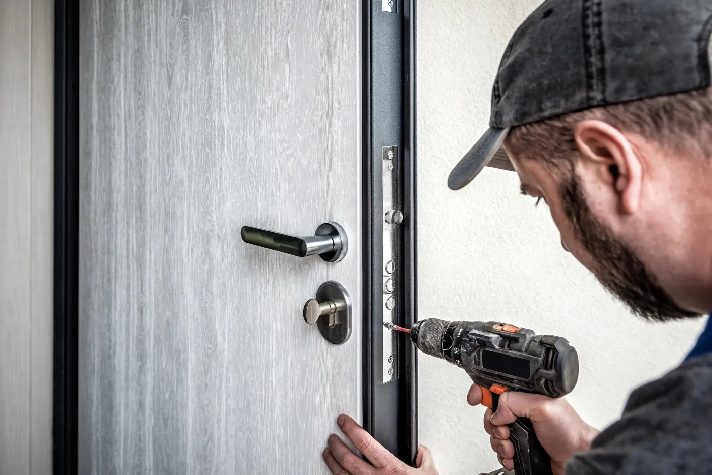 Pose d'une serrure multipoints sur une porte renforcée à Colombes
